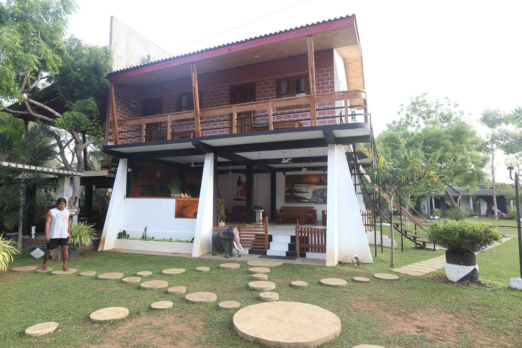 Eco Hotel Black & White - Anuradhapura Михинтале Экстерьер фото
