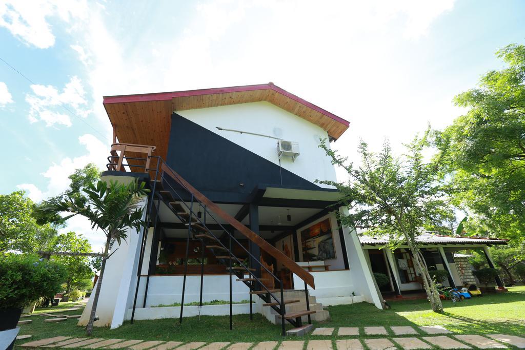 Eco Hotel Black & White - Anuradhapura Михинтале Экстерьер фото