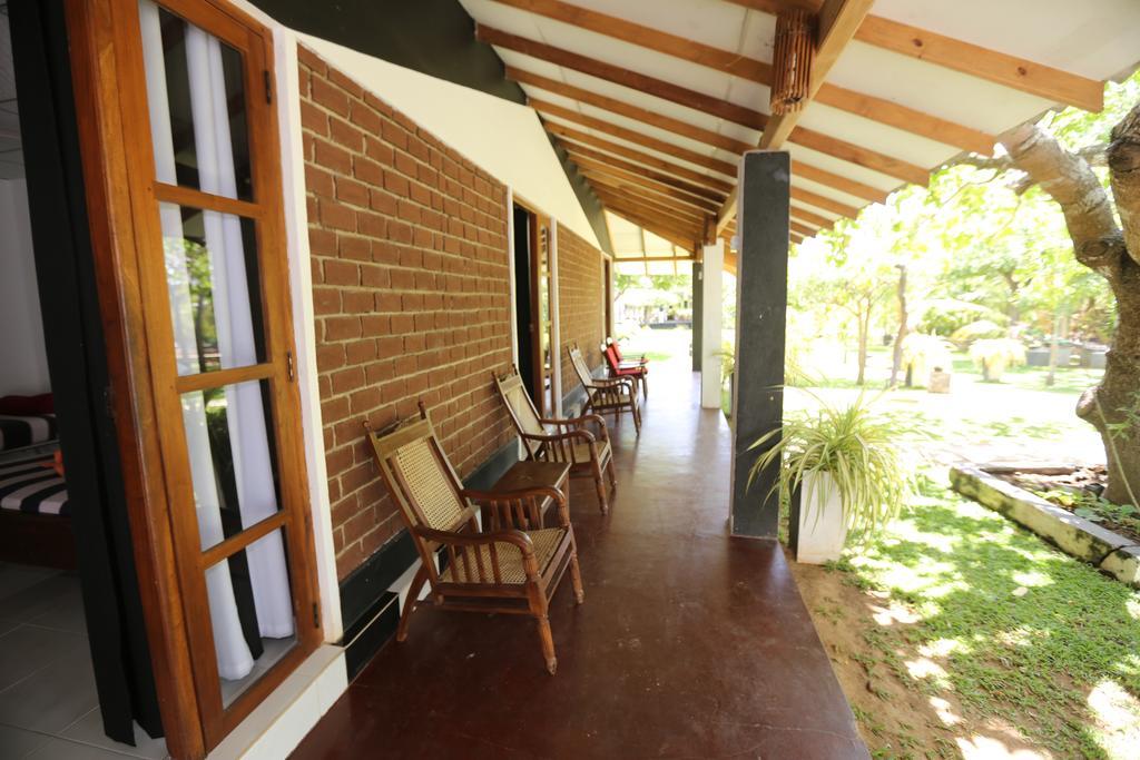 Eco Hotel Black & White - Anuradhapura Михинтале Экстерьер фото