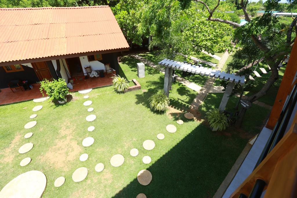Eco Hotel Black & White - Anuradhapura Михинтале Экстерьер фото