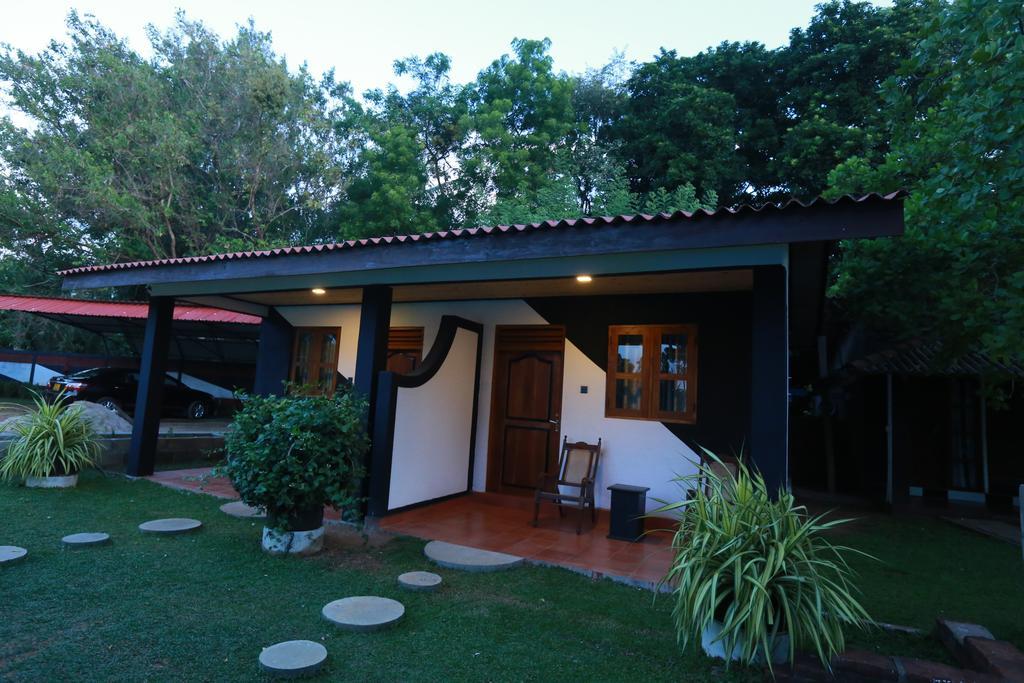 Eco Hotel Black & White - Anuradhapura Михинтале Экстерьер фото