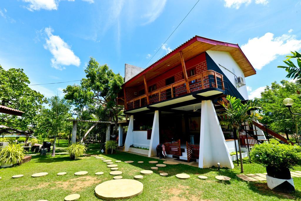 Eco Hotel Black & White - Anuradhapura Михинтале Экстерьер фото